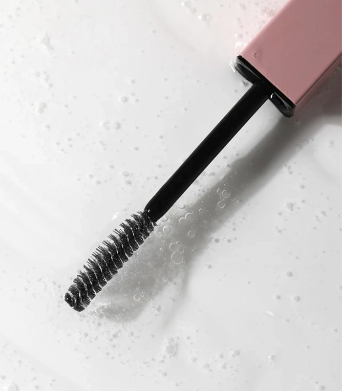 Стійкий прозорий гель–скульптор дозволяє легко надавати бровам бажану форму. Матова формула забезпечує бровам максимально натуральний вигляд. 